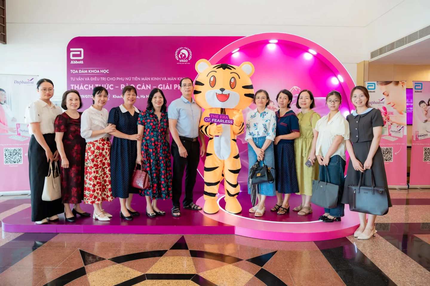 Giao lưu quan khách sự kiện y tế