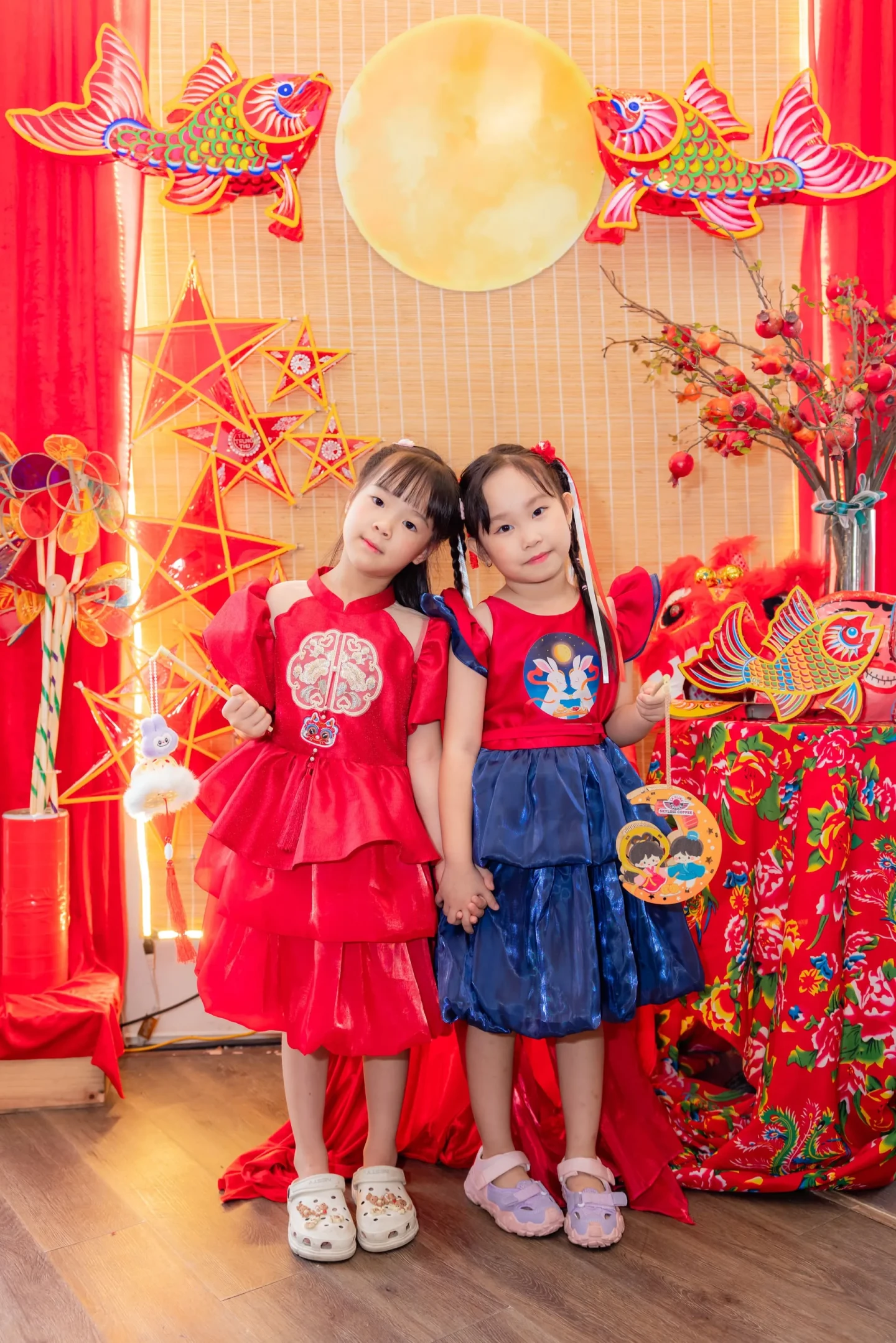 Nụ cười hạnh phúc của trẻ em vui chơi trung thu